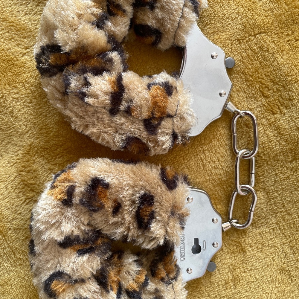 Fuzzy handcuffs (2 sets)